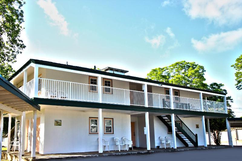 Peach Tree Inn & Suites - image 3
