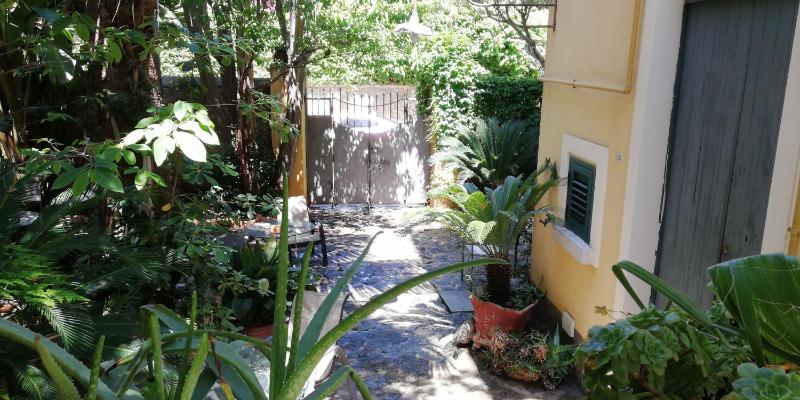 Villino with Garden - image 13