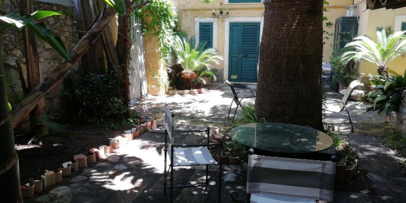 Villino with Garden - image 31