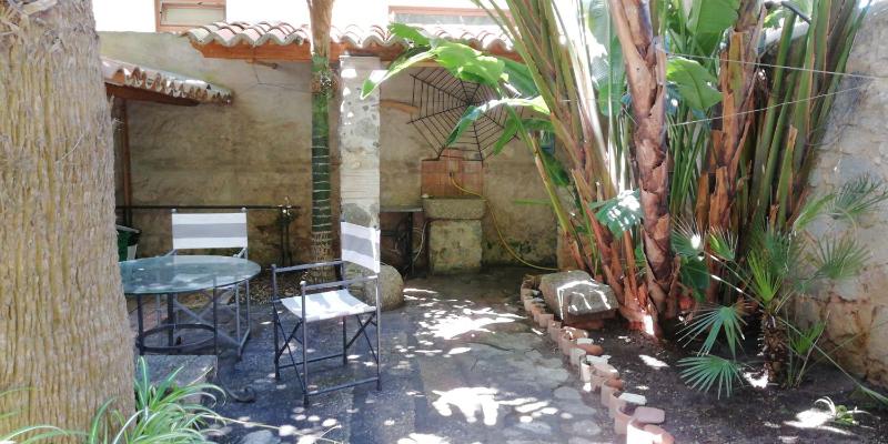 Villino with Garden - image 10