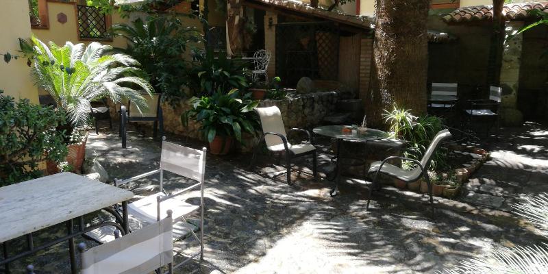Villino with Garden - image 21