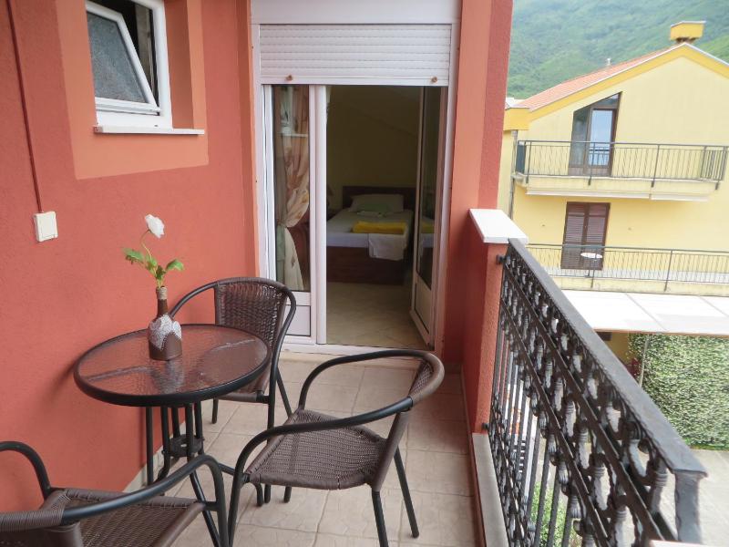 Triple Room with Balcony image 4