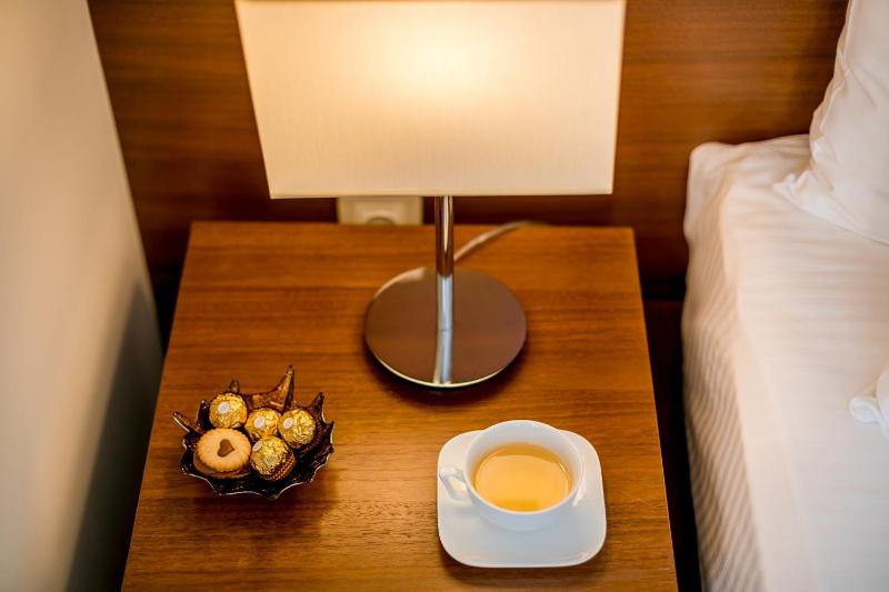 Deluxe Double Room with Side Sea View image 4