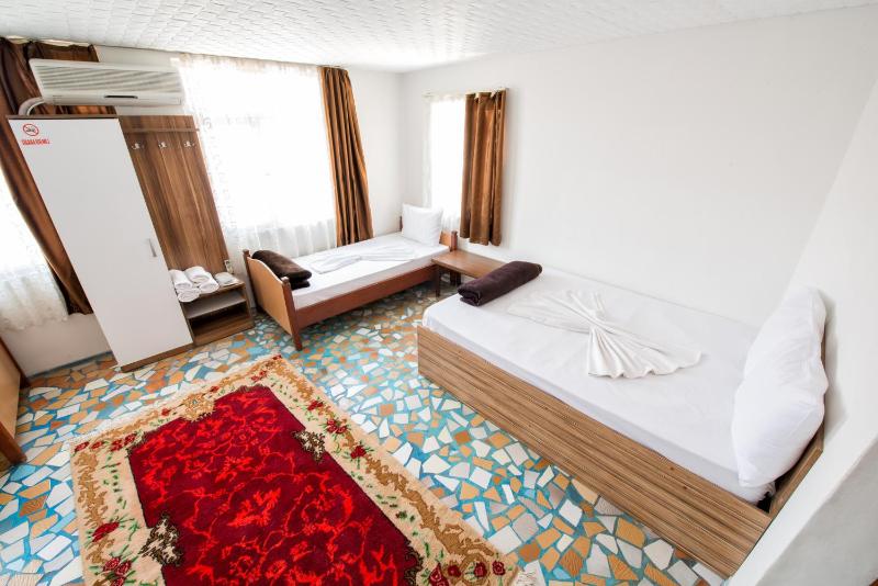Quadruple Room with Shower and Air Conditioning image 3