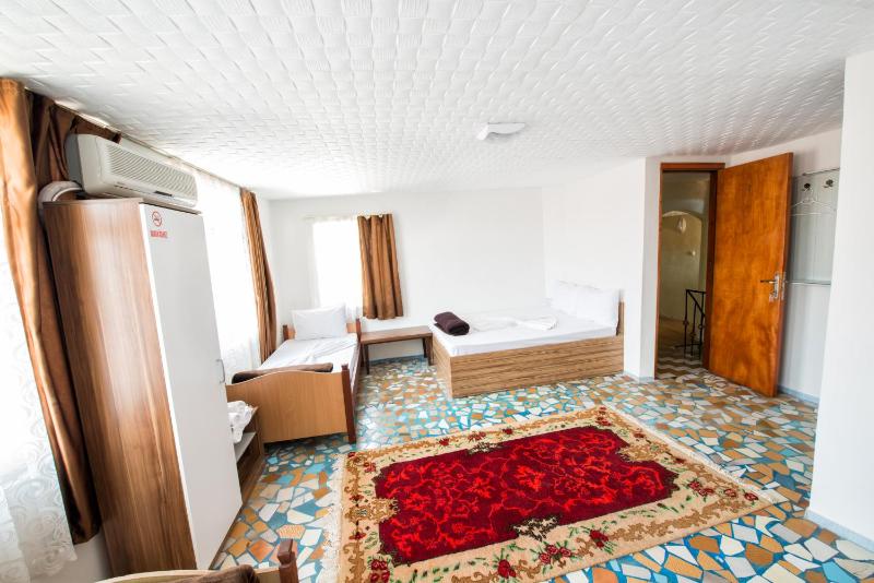 Quadruple Room with Shower and Air Conditioning image 2
