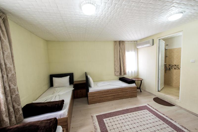 Quadruple Room with Shower and Air Conditioning image 4