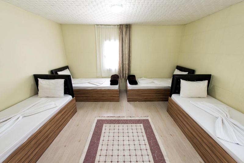 Quadruple Room with Shower and Air Conditioning image 3