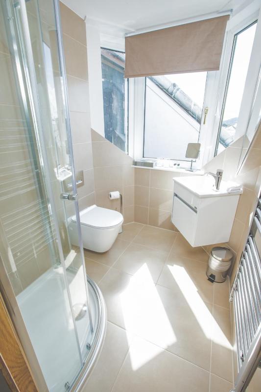 Standard King Room image 2