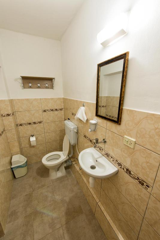 Triple Room with Bathroom and Air-Conditioning image 4