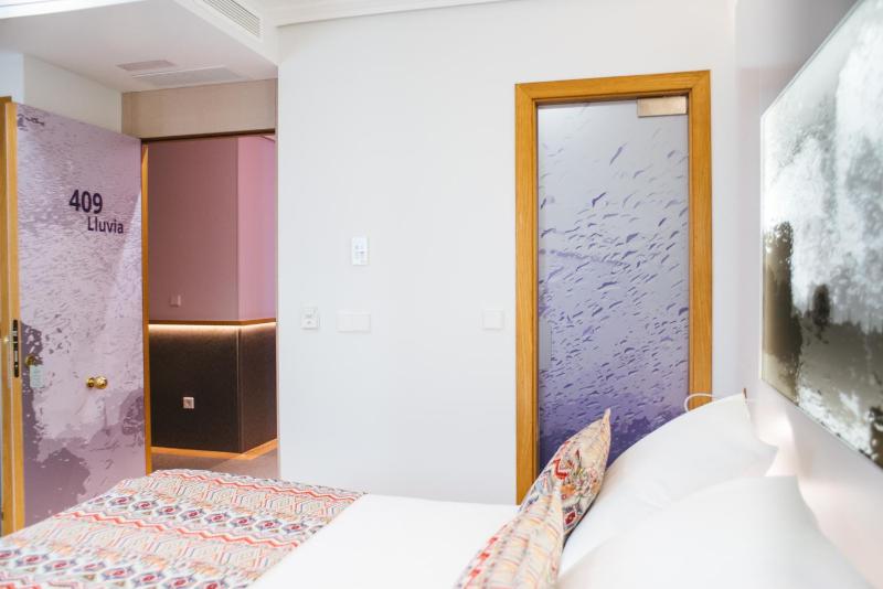 Deluxe Double or Twin Room image 3
