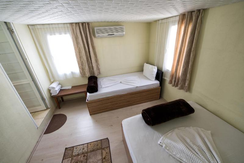 Double Room with Shower and Air Conditioning image 3