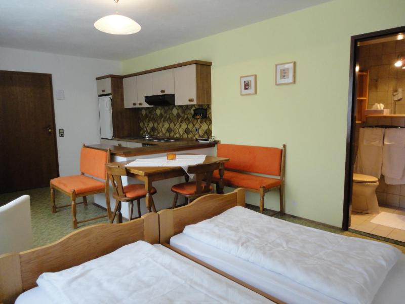 One-Bedroom Apartment image 4