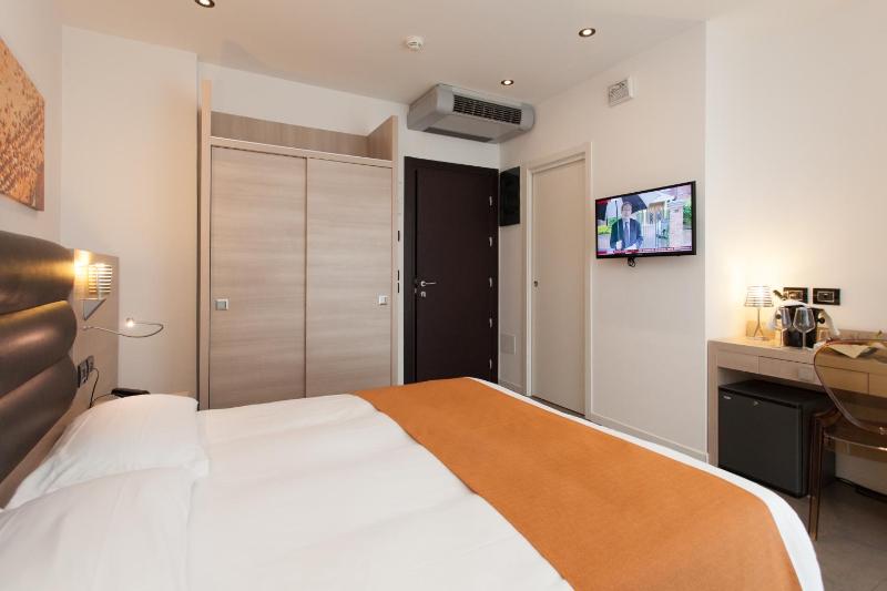 Classic Double or Twin Room with Partial Sea View image 3