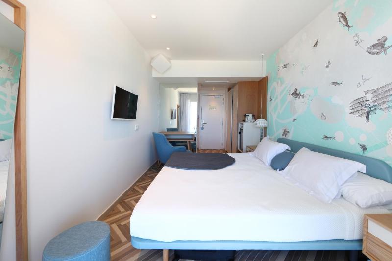 Superior Double or Twin Room with Sea View image 2