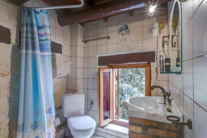 Deluxe Double Room with Bath image 3