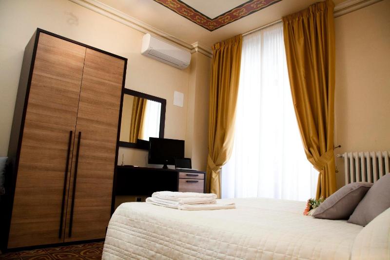 Double Room image 3