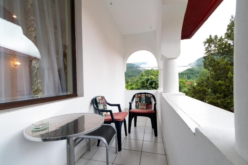 Triple Room with Balcony image 4