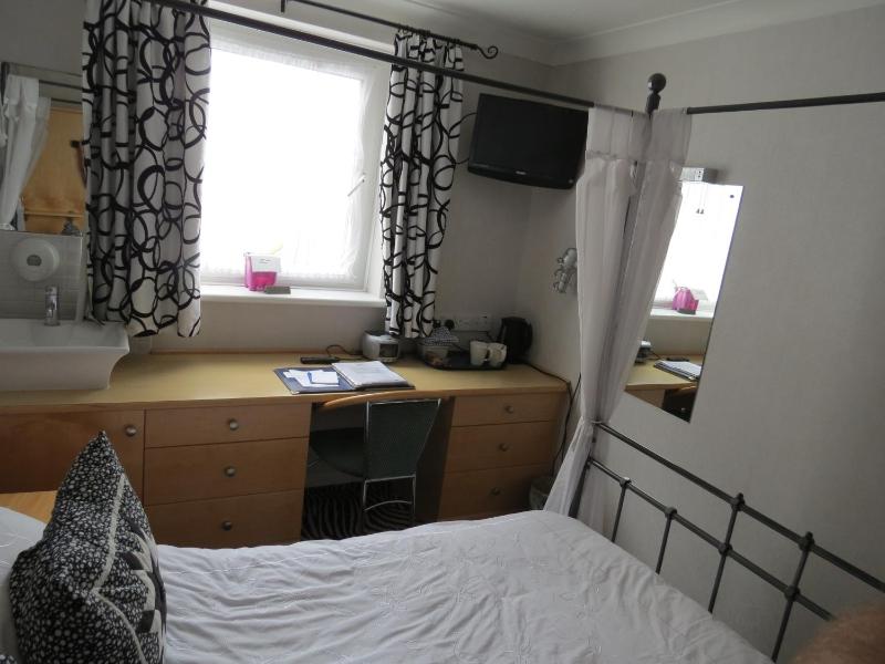 Double Room with Four Poster Bed image 3