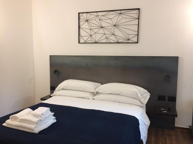 Deluxe Double or Twin Room image 4