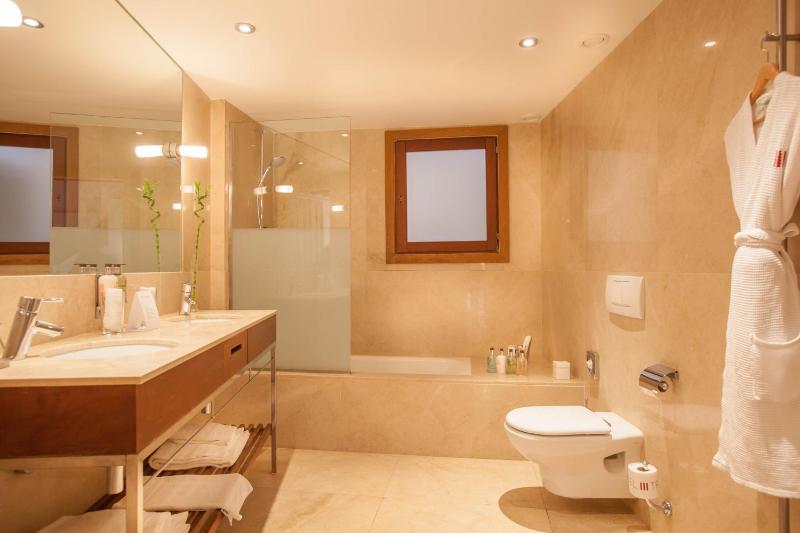 Deluxe Double Room image 4