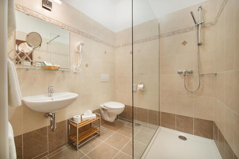 Deluxe Twin Room image 1