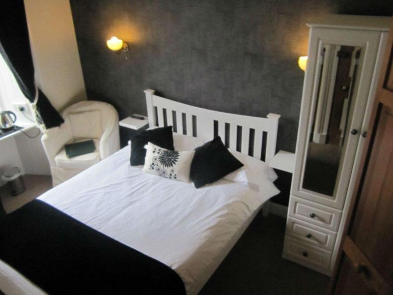 Single Room with Bathroom image 2