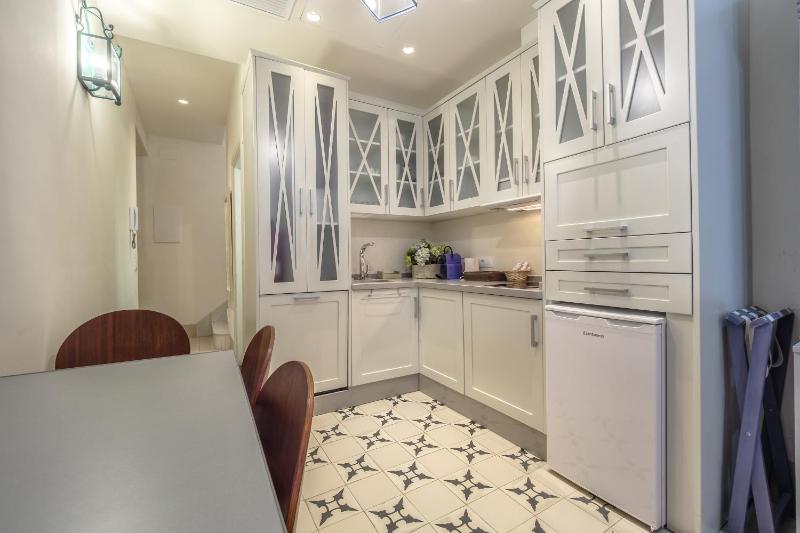 Superior One-Bedroom Apartment image 4
