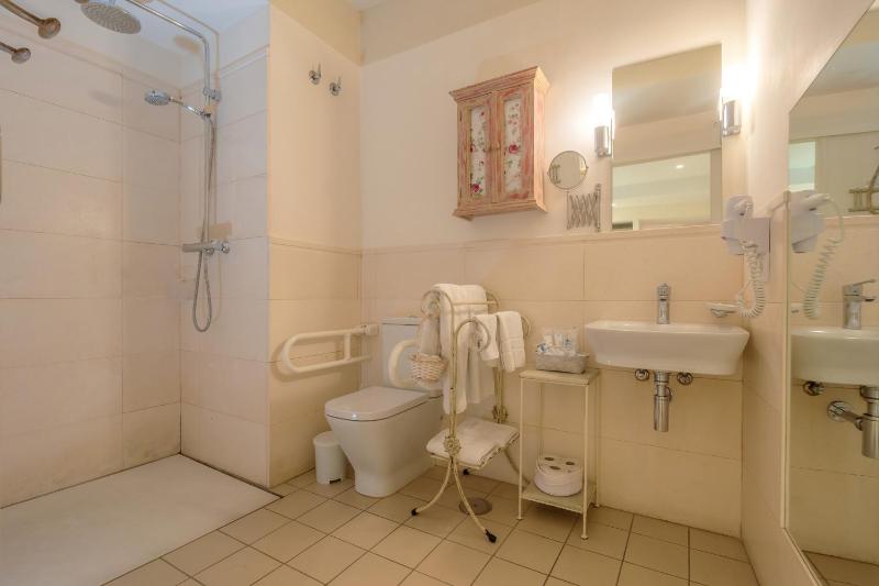 One-Bedroom Apartment image 4