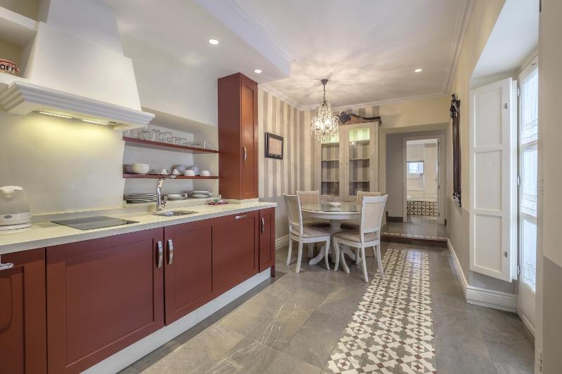 Superior One-Bedroom Apartment image 3