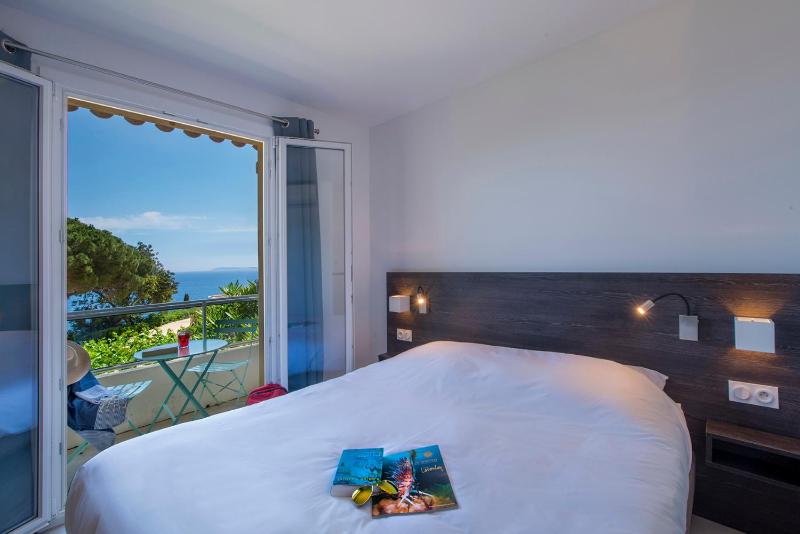 Deluxe Double Room with Side Sea View image 1