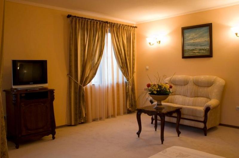 Suite with Balcony and Old Town View - Free Relax Zone Access image 4