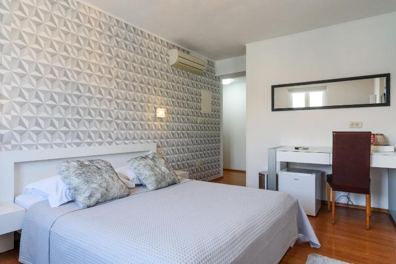 Deluxe Suite with Sea View image 4