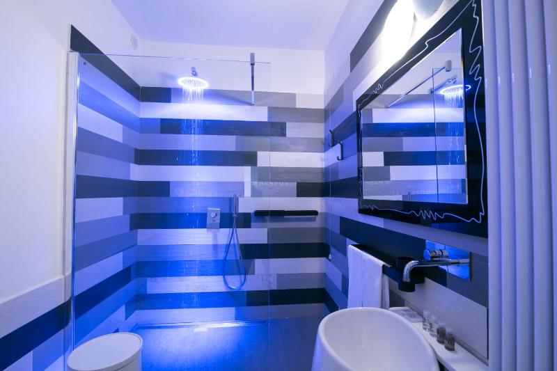 Suite with Spa Bath (2 Adults) image 3