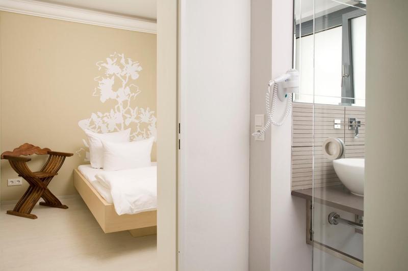 Double Room image 4