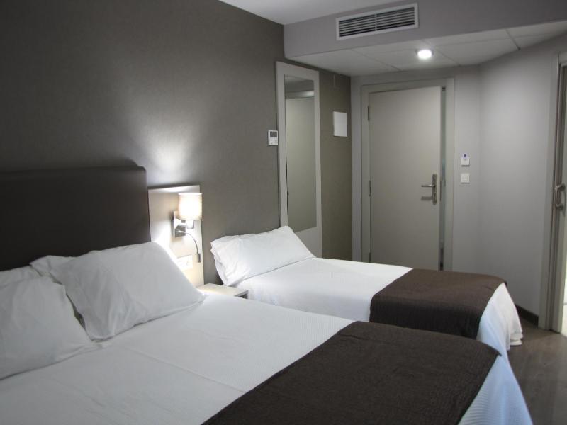 Superior Quadruple Room image 3