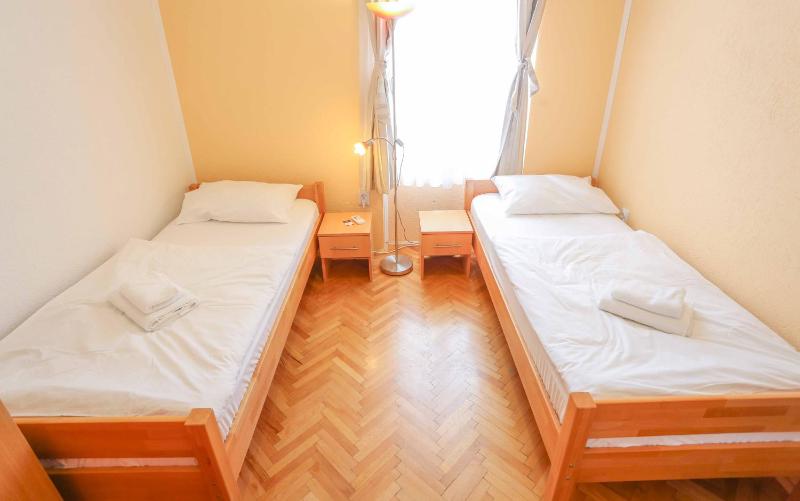 Standard Twin Room with Shared Bathroom image 4