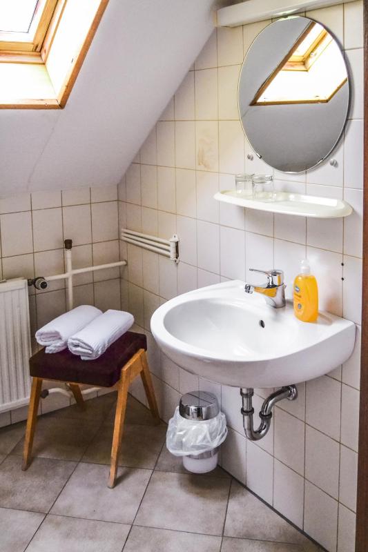 Standard Twin Room image 4