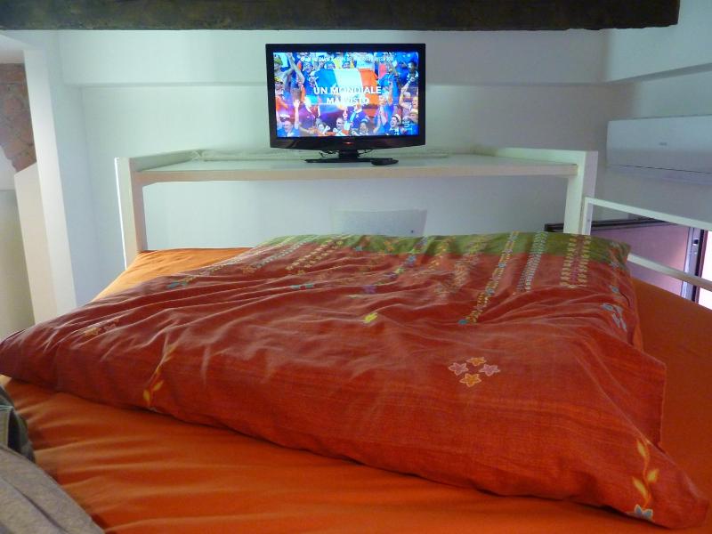 Studio with Sofa Bed image 3