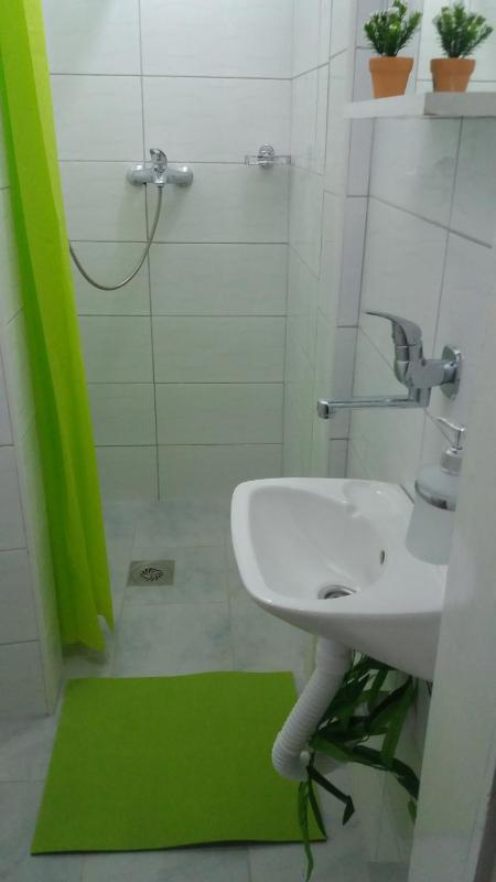 Queen Room with Shared Bathroom image 2