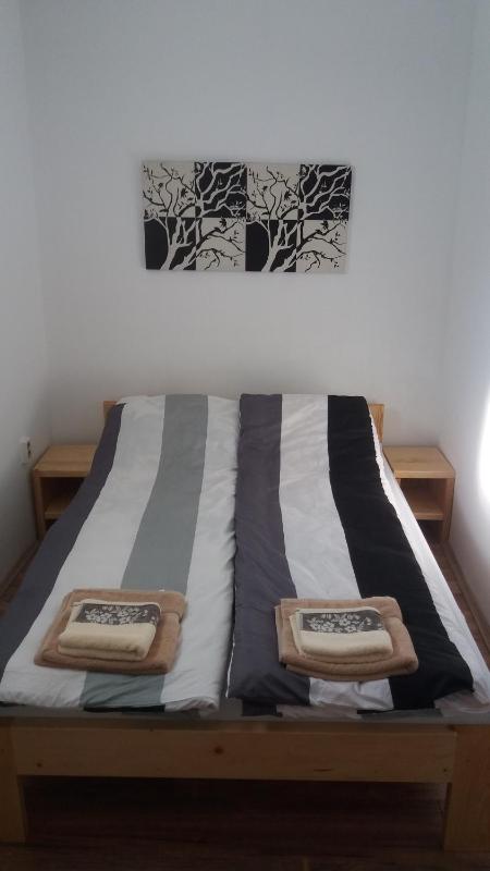 Queen Room with Shared Bathroom image 4