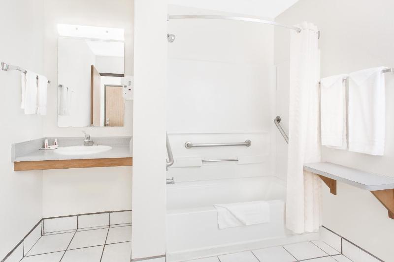 Queen Room - Mobility Access/Non-Smoking image 2