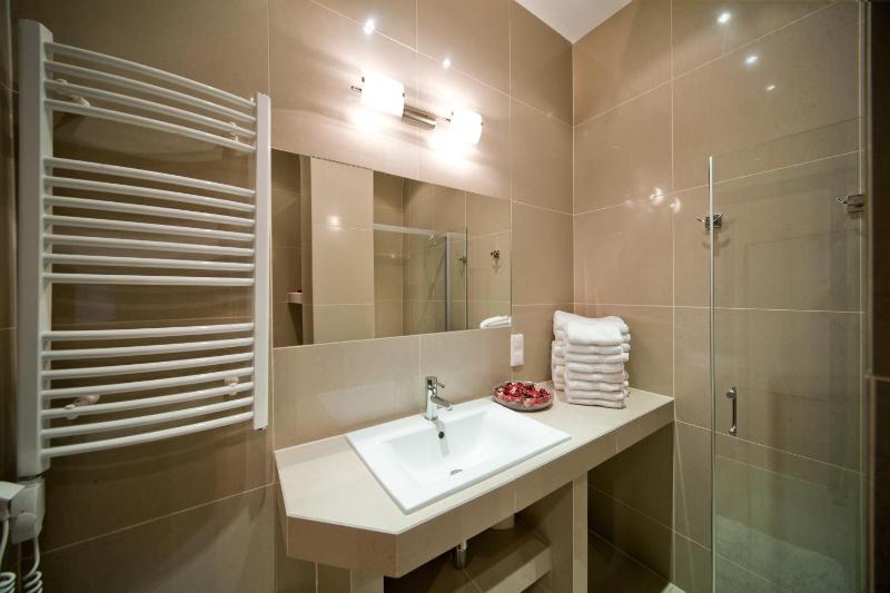 Two-Bedroom Apartment (8 Adults) image 2