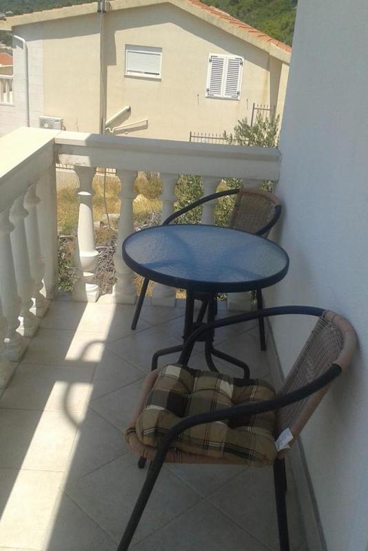 One-Bedroom Apartment with Balcony and Sea View image 3