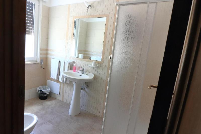 Double Room image 4