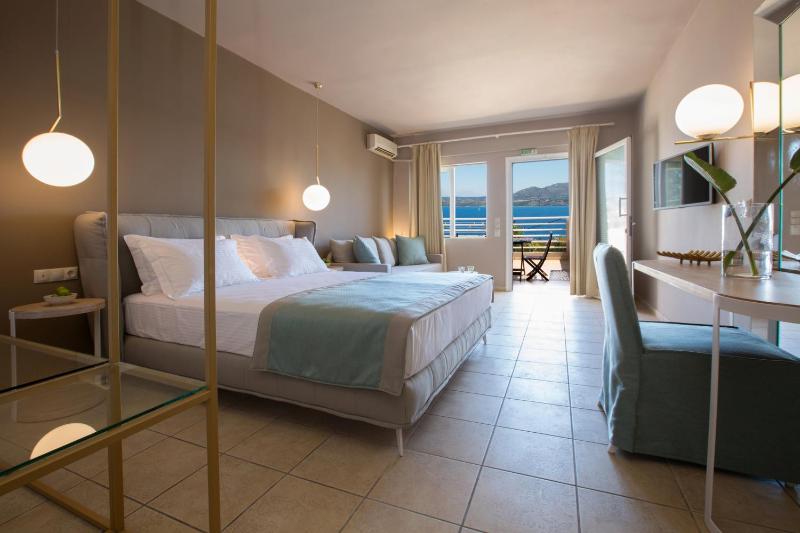 Deluxe Double Room with Side Sea View image 1