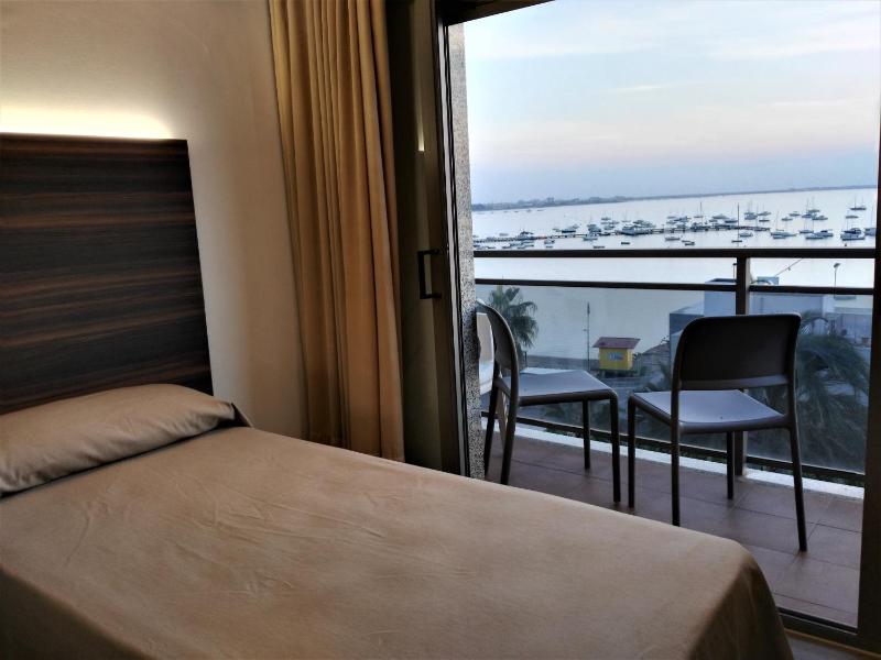 Single Room with Sea View image 3