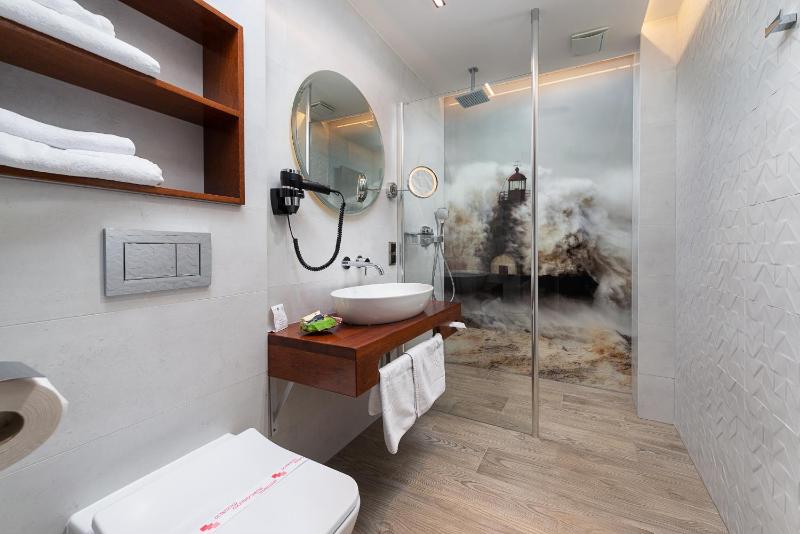 Suite with Sea View image 2