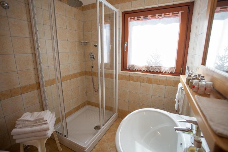 Deluxe Double Room with Balcony and Mountain View image 3