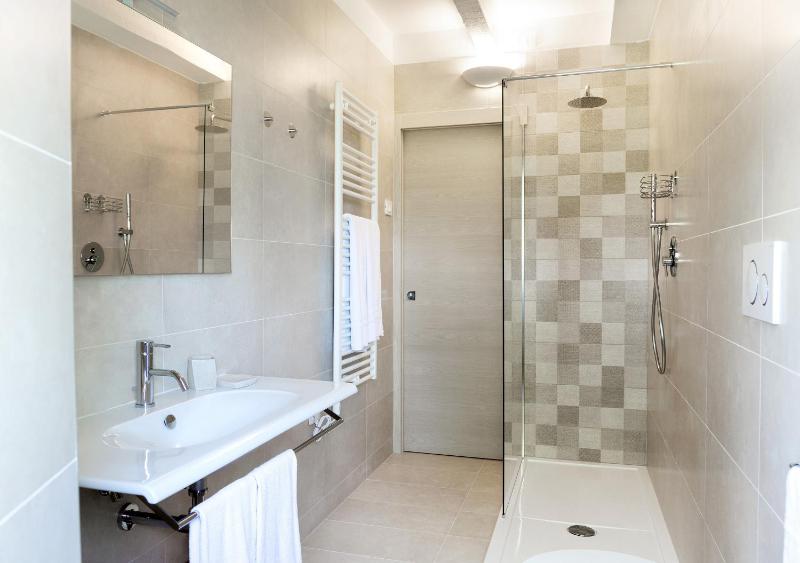 Deluxe Family Suite image 4