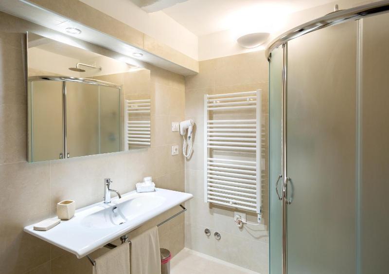 Deluxe Double Room image 4